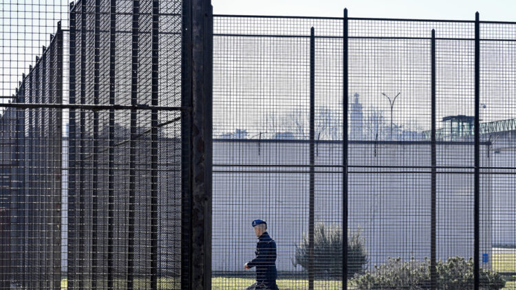 Tenta di lanciare busta con 9 cellulari oltre le mura del carcere, preso