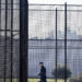 Tenta di lanciare busta con 9 cellulari oltre le mura del carcere, preso