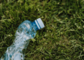 Comprano un terreno e costruiscono una casa… fatta di plastica