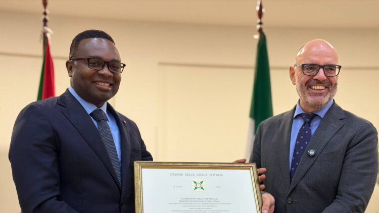 L’Italia conferisce a Nelson Moda le insegne dell’Ordine della Stella d’Italia
