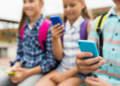 Ue, nuove regole sui social per i minori: divieto per gli under 13 e niente account autonomi prima dei 15 anni