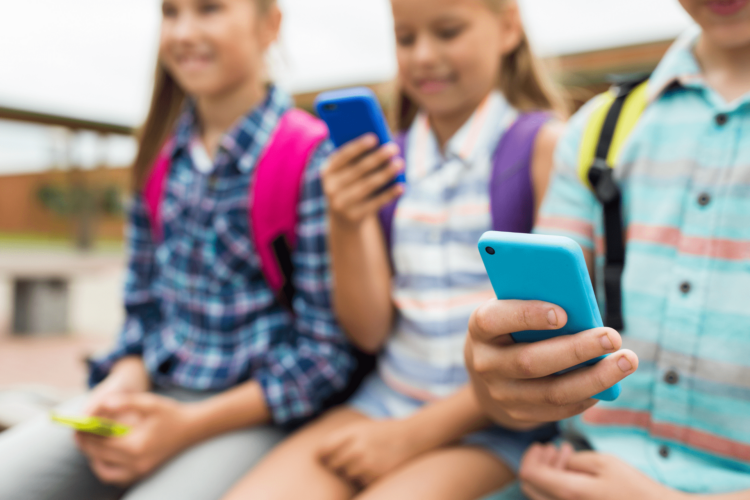 Ue, nuove regole sui social per i minori: divieto per gli under 13 e niente account autonomi prima dei 15 anni