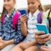 Ue, nuove regole sui social per i minori: divieto per gli under 13 e niente account autonomi prima dei 15 anni