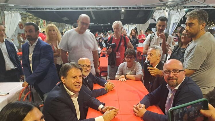 Conte, Meloni è entrata nel mondo Maga, è sovranista della domenica