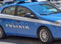 Donna fugge con il volto insanguinato, un carabiniere blocca l’aggressore