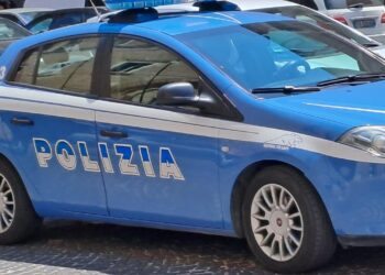 Donna fugge con il volto insanguinato, un carabiniere blocca l’aggressore