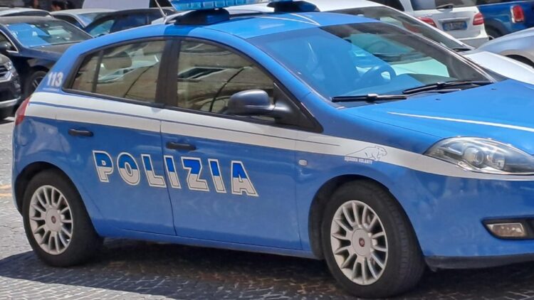 Donna fugge con il volto insanguinato, un carabiniere blocca l’aggressore