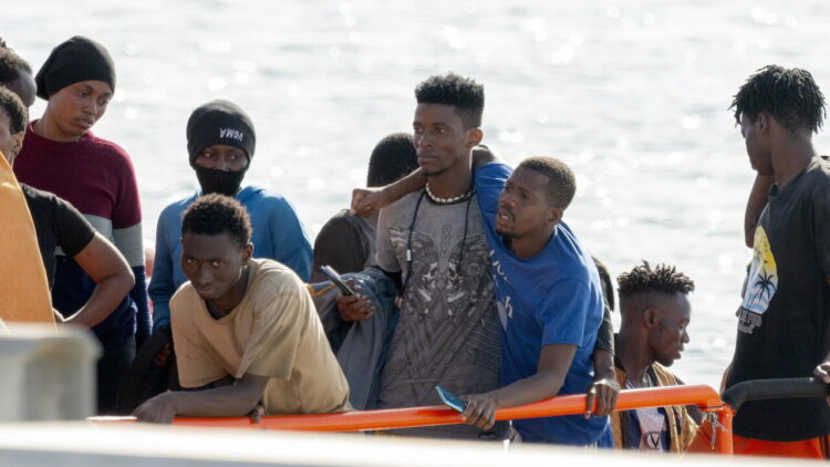 Quasi 560 migranti su tre barconi soccorsi dall’alba alle Canarie