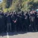 “Fermate le barche di migranti”, Dover bloccata dalla protesta di centinaia di incappucciati