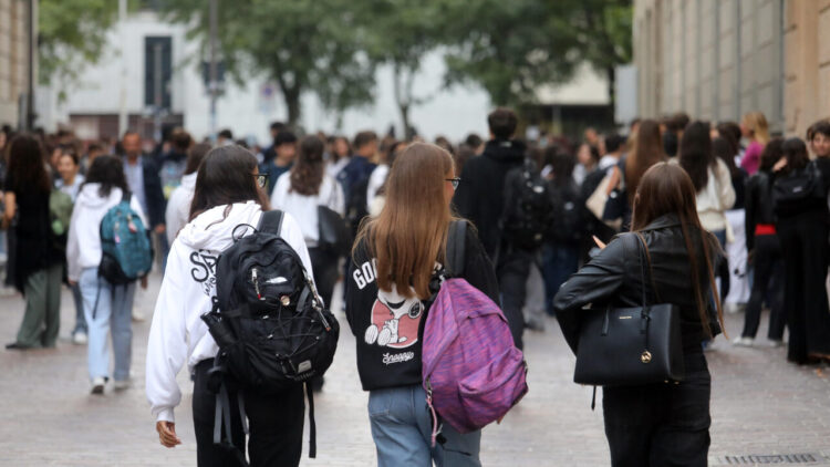 Quattordicenne ferisce coetaneo con un coltello a scuola, non è grave