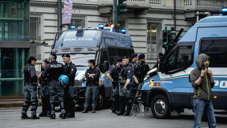 Vannacci a Torino, presidio degli antifascisti davanti ad albergo del centro