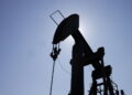 Produzione saudita crolla ai minimi dal 1990, Brent vicino a 105 dollari