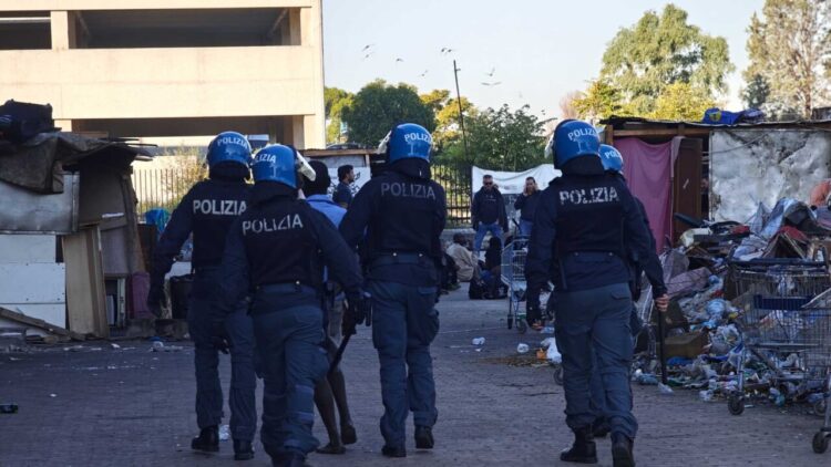 Sgomberato edificio occupato in periferia Roma, due arresti per spaccio