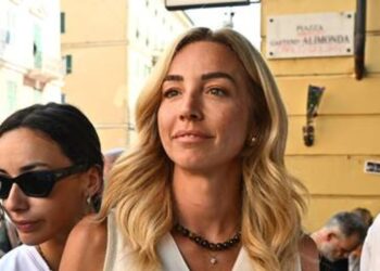 La Digos rimuove uno striscione contro il tetto di stranieri a scuola, polemica a Genova