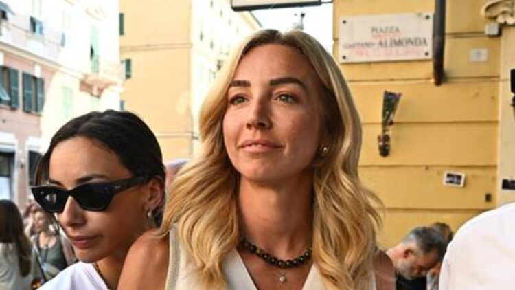 La Digos rimuove uno striscione contro il tetto di stranieri a scuola, polemica a Genova