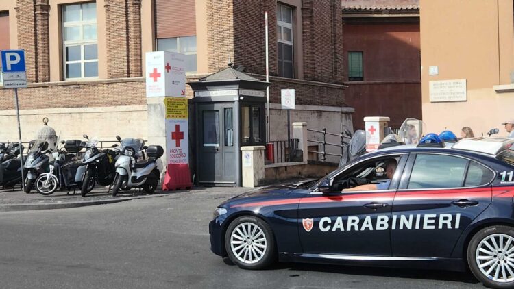 Aggredisce due infermieri in ospedale a Roma, arrestato