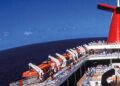 Usa, padre di tre figli si getta dalla nave da crociera: stava festeggiando l’anniversario di nozze