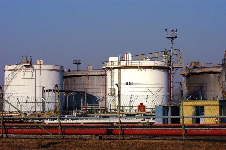 Petrolio: l’allarme di Giorgetti sugli extraprofitti delle raffinerie Ue