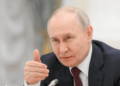 Ucraina, Zelensky chiede a Trump ‘pacchetto invernale’ di armi. Smentita l’ultima conquista di Putin