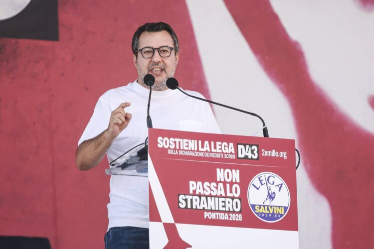 Lega, Salvini a Pontida lancia il congresso a ottobre: “Nessuno spazio a divisioni”