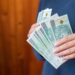 Coppia vince la lotteria, diventa milionaria ma… dona metà dei soldi