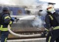 Ucraina, raid russo su treno vicino la Polonia, Zelensky: “Attacco deliberato”. Cremlino apre a trilaterale per la pace