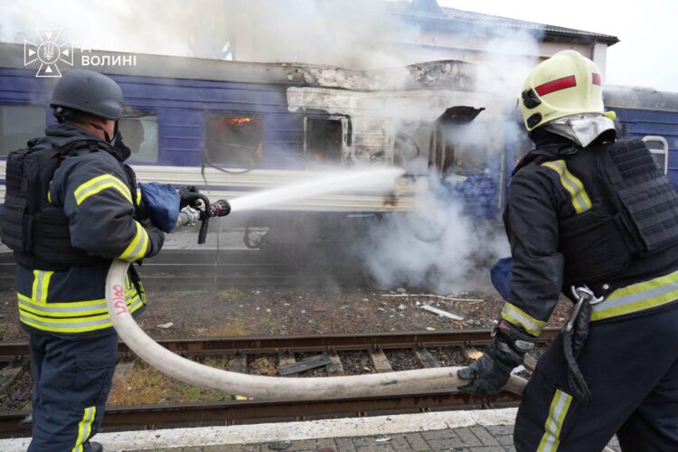 Ucraina, raid russo su treno vicino la Polonia, Zelensky: “Attacco deliberato”. Cremlino apre a trilaterale per la pace