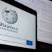 Intelligenza artificiale, fondatore di Wikipedia: “Non è affidabile per scrivere articoli”