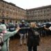 Un cordone di docenti scesi in piazza si frappone tra studenti e polizia a Torino