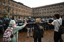 Un cordone di docenti scesi in piazza si frappone tra studenti e polizia a Torino