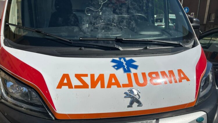 Bambina investita da un’auto nel cortile di casa, è grave