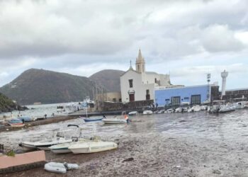Temporale a Lipari, esondati torrenti, fango in strade e case allagate