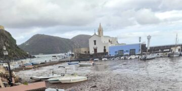 Temporale a Lipari, esondati torrenti, fango in strade e case allagate