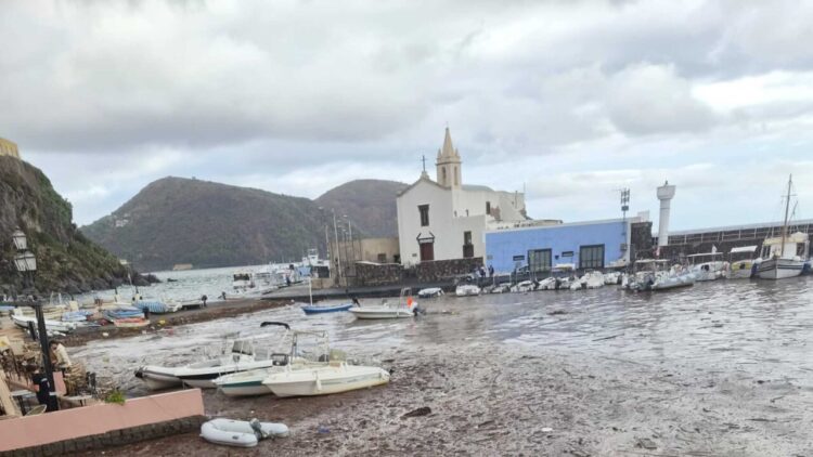 Temporale a Lipari, esondati torrenti, fango in strade e case allagate