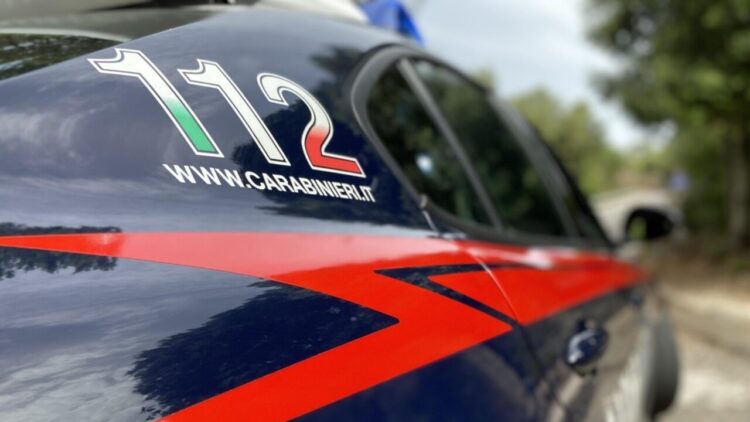 Tenta di uccidere la compagna, lei scappa dai vicini con la bimba e si salva