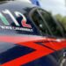 Tenta di uccidere la compagna, lei scappa dai vicini con la bimba e si salva