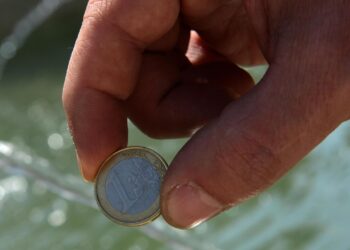 L’euro scivola sul dollaro, timori contagio dalla Francia e rally rendimenti dei bond