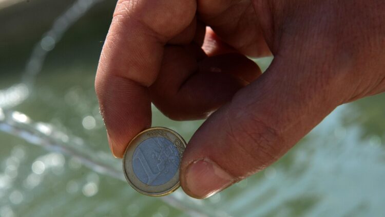 L’euro scivola sul dollaro, timori contagio dalla Francia e rally rendimenti dei bond