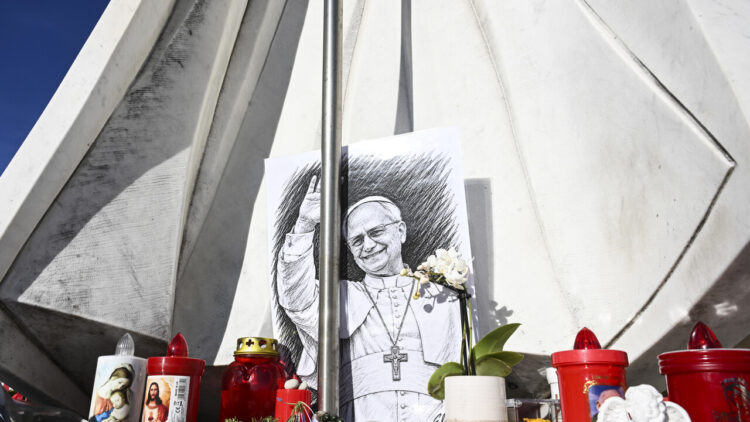 Sala stampa vaticana, ‘l’Angelus del Papa ci sarà’