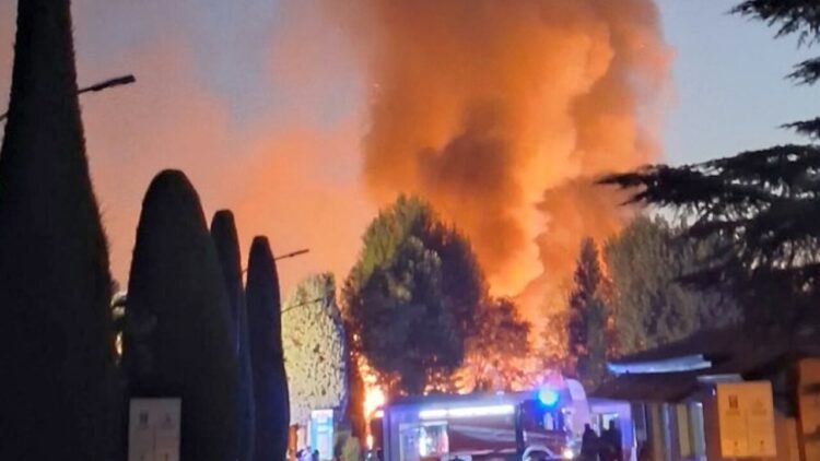Vasto incendio in un camping a Peschiera del Garda, diversi feriti