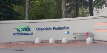 Ingoia una pila a bottone, salvato bimbo di un anno a Massa