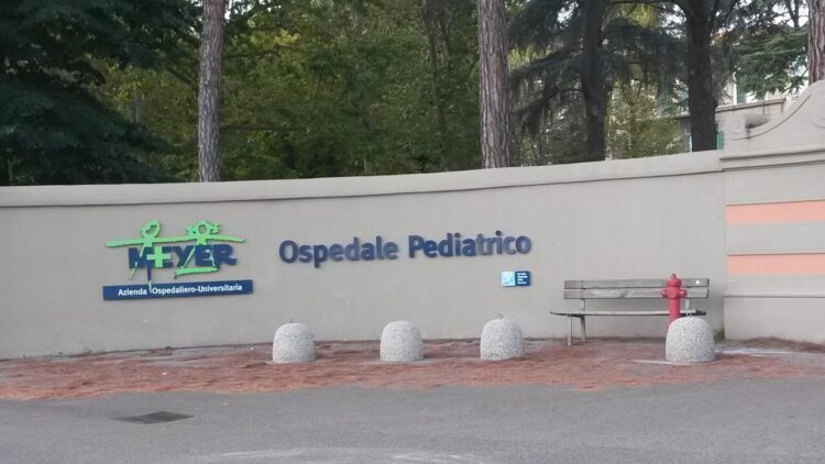 Ingoia una pila a bottone, salvato bimbo di un anno a Massa