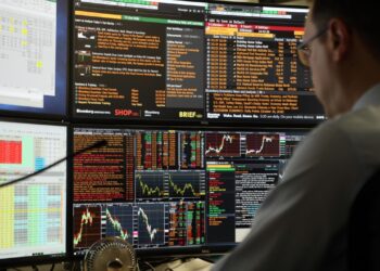 Borsa: Milano gira di nuovo in calo e cede lo 0,5% con le banche