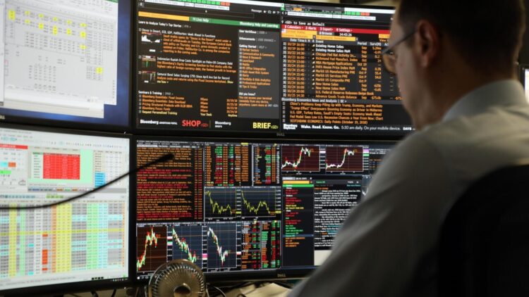 Borsa: Milano gira di nuovo in calo e cede lo 0,5% con le banche