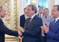 Schroeder da Putin per il compleanno, Merz ‘profondamente indignato’