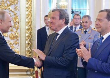Schroeder da Putin per il compleanno, Merz ‘profondamente indignato’