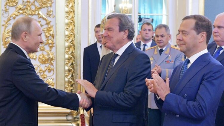 Schroeder da Putin per il compleanno, Merz ‘profondamente indignato’