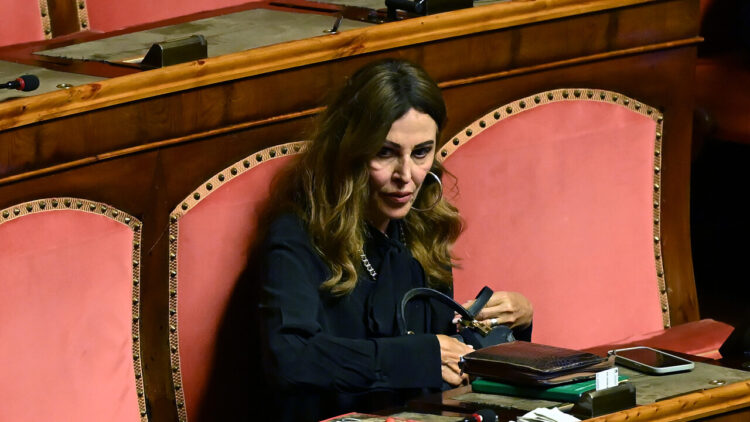 Santanchè accusata di diffamazione, il tribunale ricorre alla Consulta