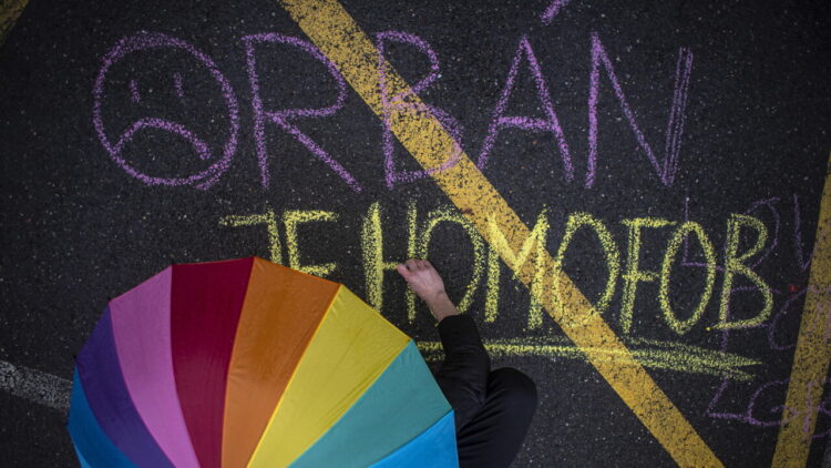 Ungheria adotta prima legge che elimina disposizioni anti-Lgbt+ di Orbán