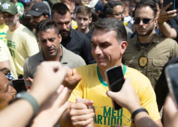 Flavio Bolsonaro vota a Rio e attacca il governo Lula